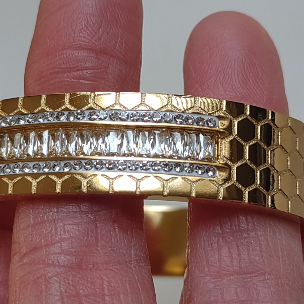Elegant Gold Bracelet with Crystal Accents